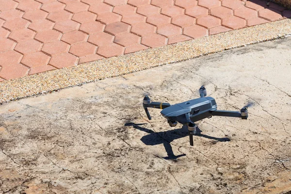 Unmanned aerial vehical med videokamera svävar i luften. Thi — Stockfoto