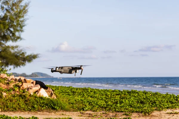 Unmanned aerial vehical med videokamera svävar i luften. Thi — Stockfoto