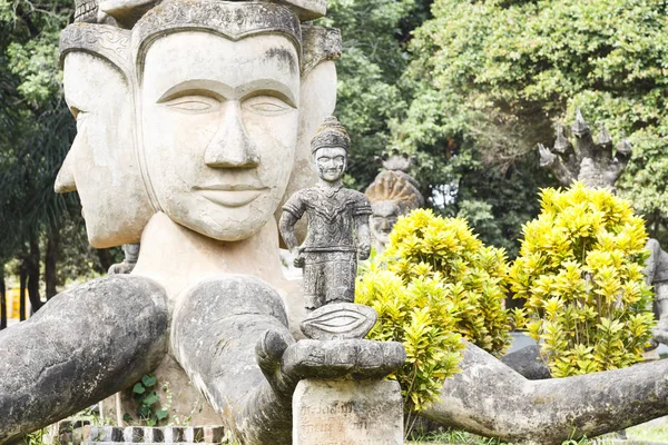 Hinduiska och buddhistiska staty i Xieng Khuan templet buddha park, V — Stockfoto