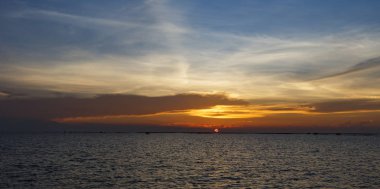 Deniz ve sulak siluet kabuk f üzerinde turuncu günbatımı