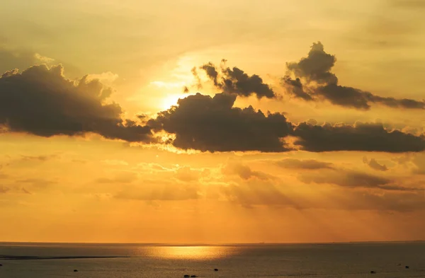 Schatten des Sonnenlichts hinter dunklen Wolken vor Sonnenuntergang — Stockfoto