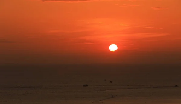 Luz solar laranja atrás da nuvem negra — Fotografia de Stock