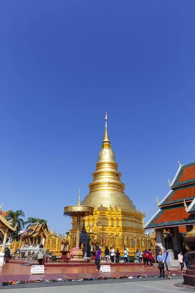 Goldene Pagode und Halle in wat phra that hariphunchai at lamphun — Stockfoto