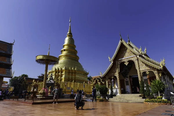 Gouden pagode en hall in Wat Phra dat Hariphunchai in Lamphun — Stockfoto