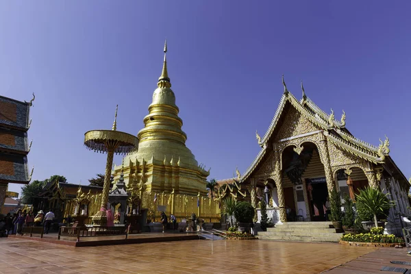 Gyllene pagod och hall i Wat Phra att Hariphunchai på Lamphun — Stockfoto