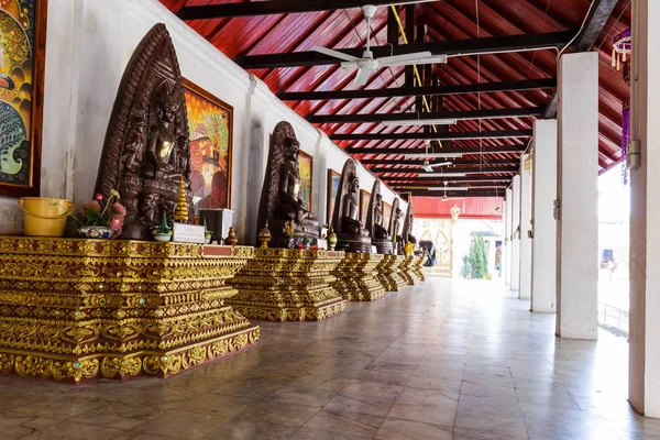 Buddhistische Statuen in wat phra that hariphunchai at lamphun north o — Stockfoto