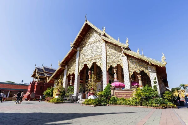 Sala de Ordenação em Wat Phra Que Hariphunchai em Lamphun norte o — Fotografia de Stock