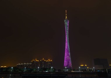 Gece sahne Guangzhou Canton Tv Kulesi