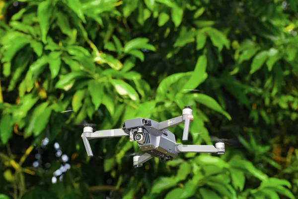 Unmanned aerial vehical med videokamera svävar i luften. Thi — Stockfoto