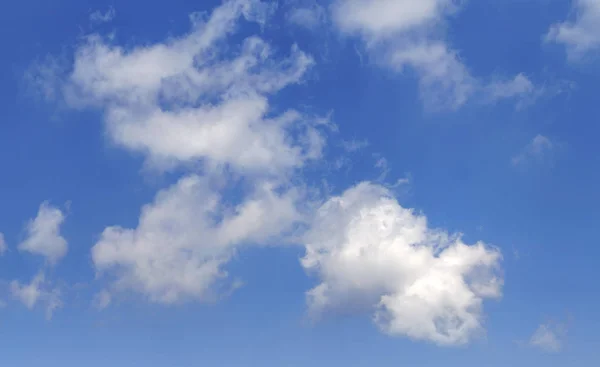 Vita moln i blå himmel för bakgrund — Stockfoto