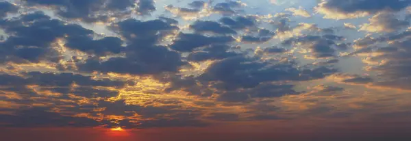 Vue panoramique du coucher du soleil avec clound sombre, ciel coloré backgrou — Photo