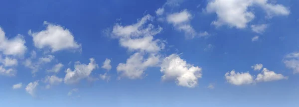 背景の青空に白い雲のパノラマ ビュー — ストック写真