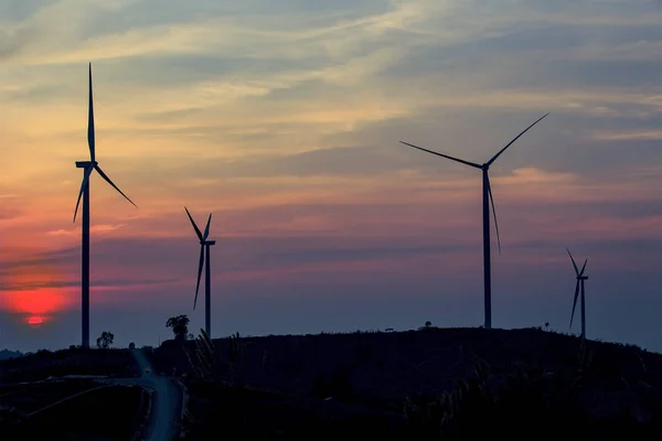 剪影风力涡轮机农场的山上橙色日落和 — 图库照片
