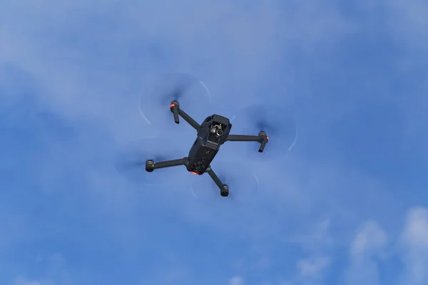 Unmanned aerial vehical with video camera hovers in the air. Thi — Stock Photo, Image