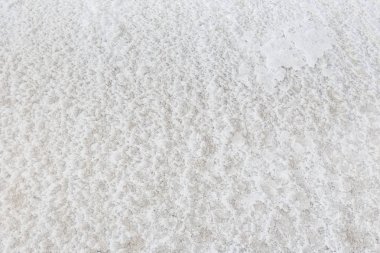 Deniz suyu buharlaşma gölet sürecinde ham tuz ile doku 