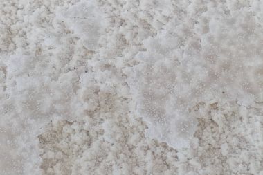 Doğal deniz suyu buharlaşma havuz içinde ham tuz dokusuna