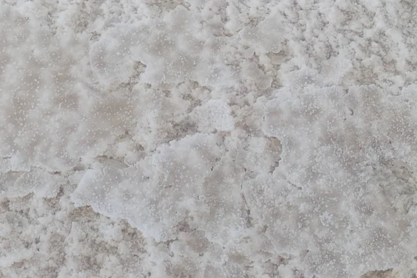 Textur von Rohsalz aus natürlichem Meerwasser in Verdunstungsteichen — Stockfoto