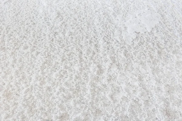 Textur von Meerwasser mit Rohsalz in Verdunstungsteichen — Stockfoto