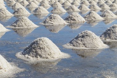 Ham tuz veya deniz suyu buharlaşma içinde tuz yığını; havuz