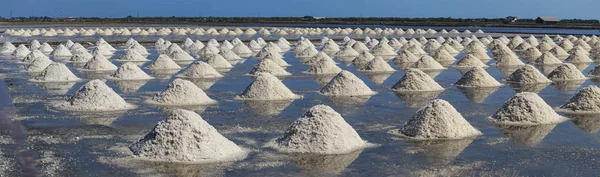 Панорама перегляд raw сіль або купи солі з морської води в evapora — стокове фото