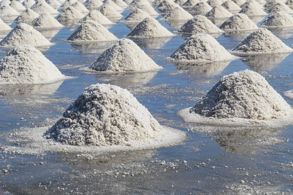Sal cruda o pila de sal del agua de mar en evaporación; estanques en —  Fotos de Stock