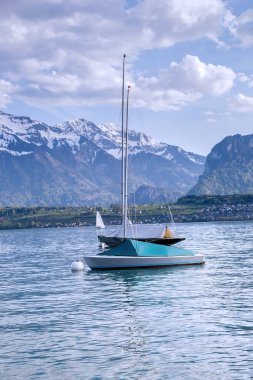 Yelkenli tekneler, Alpler Dağı'nın lake Thun infornt limanda