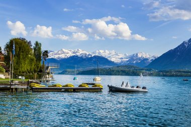Yelkenli tekneler, Alpler Dağı'nın lake Thun infornt limanda
