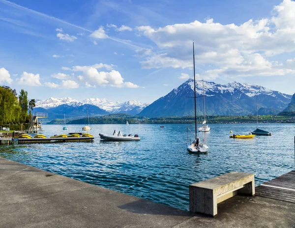 Парусні човни в порт infornt озера Тун гори Альпи Стокове Фото