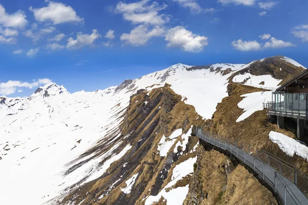 Paseo por el acantilado del cielo en el primer pico de los Alpes montaña Grindelwald Switze — Foto de Stock