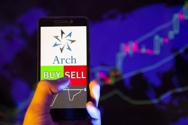 Yessentuki, Rusya - 27 Temmuz 2019: Akıllı telefon ekranında şirket logosu Arch Capital Group Ltd (Acgl), hisse senedi grafiğinin arka planında Buy ya da sell 'i gösteren bir tüccar eli