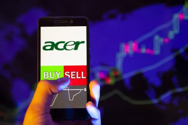 Yessentuki, Rusya - 27 Temmuz 2019: Akıllı telefon ekranında şirket logosu Acer Therapeutics Inc. (Acer), hisse senedi grafiğinin arka planında Buy or sell 'i gösteren bir tüccar eli
