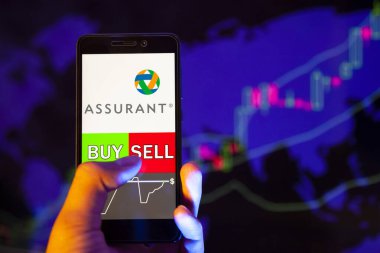 Yessentuki, Rusya - 27 Temmuz 2019: Akıllı telefon ekranında şirket logosu Assurant (Aiz), hisse senedi grafiğinin arka planında Buy ya da Satış 'ı gösteren cep telefonu tüccarının eli