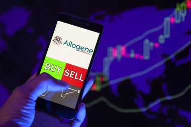 Yessentuki, Rusya - 27 Temmuz 2019: Akıllı telefon ekranında şirket logosu Allogene Therapeutics Inc., hisse senedi grafiğinin arka planında Buy ya da Satış 'ı gösteren bir tüccar eli
