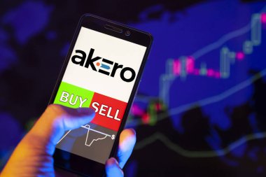 Yessentuki, Rusya - 27 Temmuz 2019: Akıllı telefon ekranında şirket logosu Akero Therapeutics Inc., hisse senedi grafiğinin arka planında Buy ya da Satış 'ı gösteren bir tüccar eli