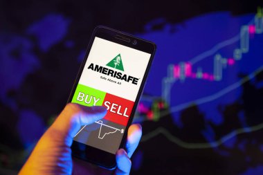 Yessentuki, Rusya - 25 Temmuz 2019: Akıllı telefon ekranında şirket logosu Amerisafe Inc., hisse senedi grafiğinin arka planında Buy ya da sell 'i gösteren bir cep telefonu tüccarının eli