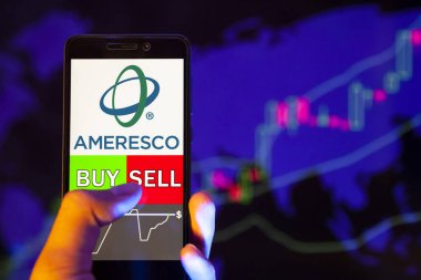 Yessentuki, Rusya - 25 Temmuz 2019: Akıllı telefon ekranında şirket logosu, Buy ya da Satış 'ı hisse senedi grafiğinin arka planında gösteren bir cep telefonu tüccarının eli