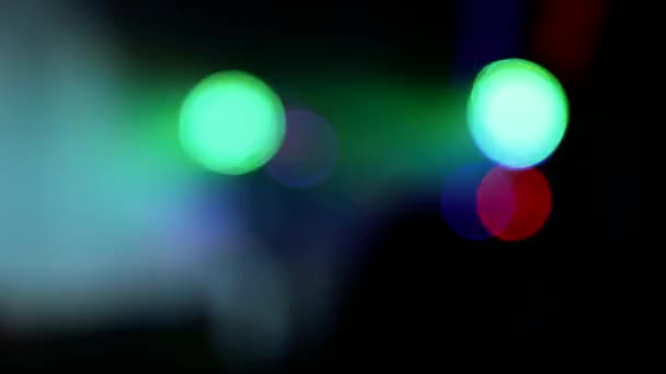 Silhouette méconnaissable foule dans une boîte de nuit avec lumière disco. foyer doux — Video