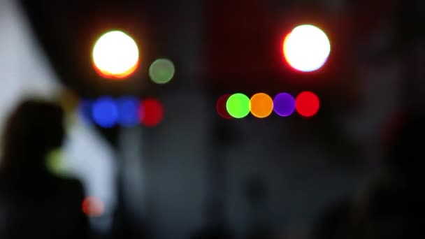 Silhouette méconnaissable foule dans une boîte de nuit avec lumière disco. foyer doux 