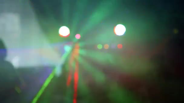 Unerkennbare Silhouette drängen sich in Nachtklub mit Disco-Licht. Weicher Fokus — Stockvideo
