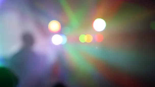 Silueta irreconocible multitud en discoteca con luz disco. enfoque suave — Vídeos de Stock