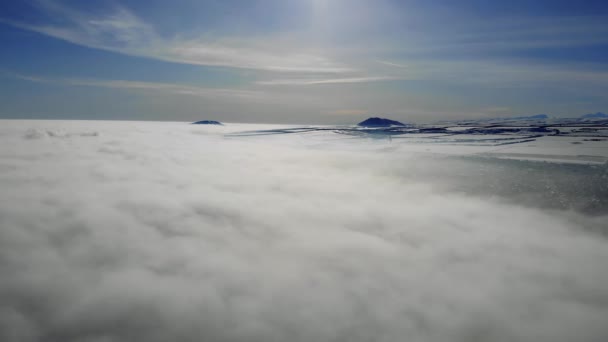 Πετώντας πάνω από κινούμενο σύννεφο με ήλιο. Ιστορικό με σύννεφα και βουνοκορφές — Αρχείο Βίντεο