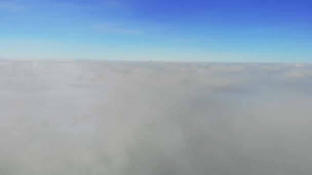 Voler au-dessus des nuages. Paysage incroyablement fantastique avec des nuages mouvants . — Video