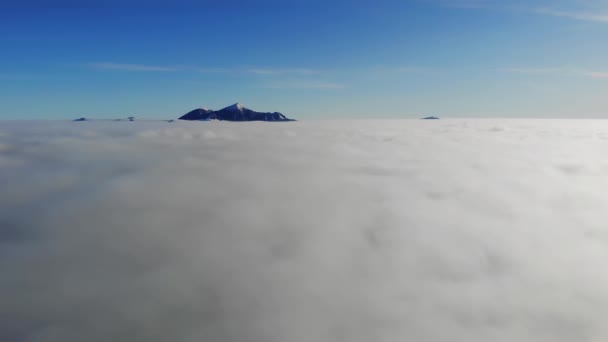 Incredibly fantastic flying over moving clouds on the background of snowy mountain peaks and blue sky. Hyperlapse - Perfect for cinema, background, digital composition — Stock Video