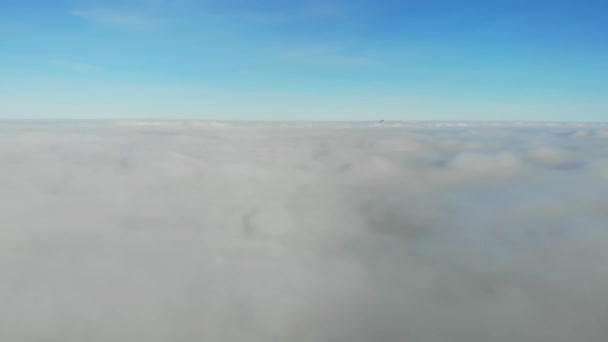 Scénický letecký pohled na mraky. Dron letí na modré obloze skrz mraky před námi — Stock video