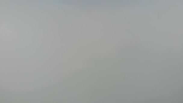 Décollage fantastique du voile blanc des nuages au ciel bleu clair sur fond de sommets enneigés de montagne — Video