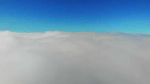 在蓝天的背景下，在移动的云彩上飞来飞去，简直令人难以置信。 崩溃-适合电影、背景、数字作文 — 图库视频影像