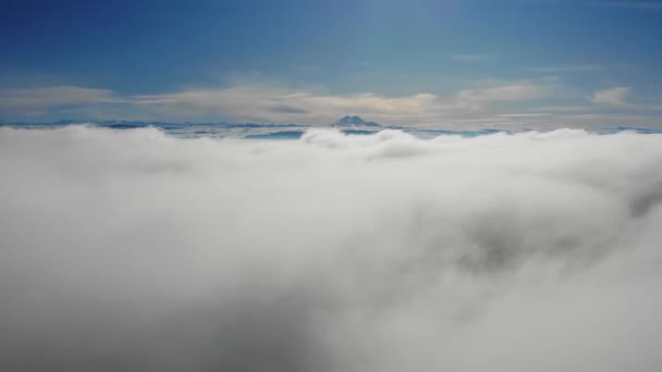 Fantásticos drones voando acima de nuvens flutuantes com vista para a montanha. Hiperlapso — Vídeo de Stock