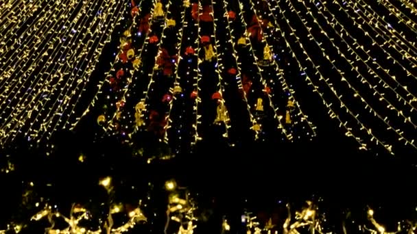 Krásný vánoční stromeček zdobený girlandami a hvězdou venku v noci — Stock video