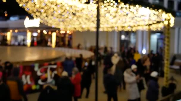 Image floue et déconcentrée de personnes sur un sapin de Noël à l'extérieur — Video