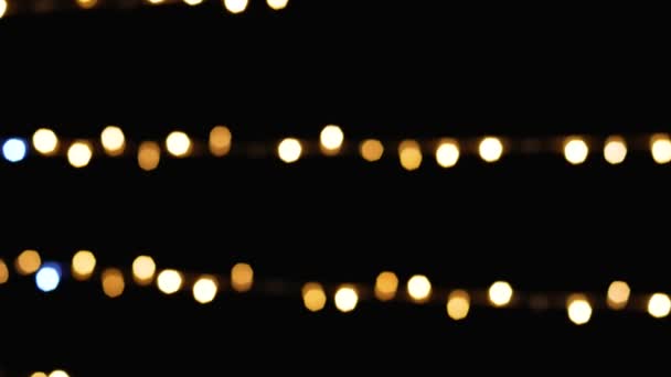 Nieostre lampki świąteczne. podróżować pod nimi — Wideo stockowe